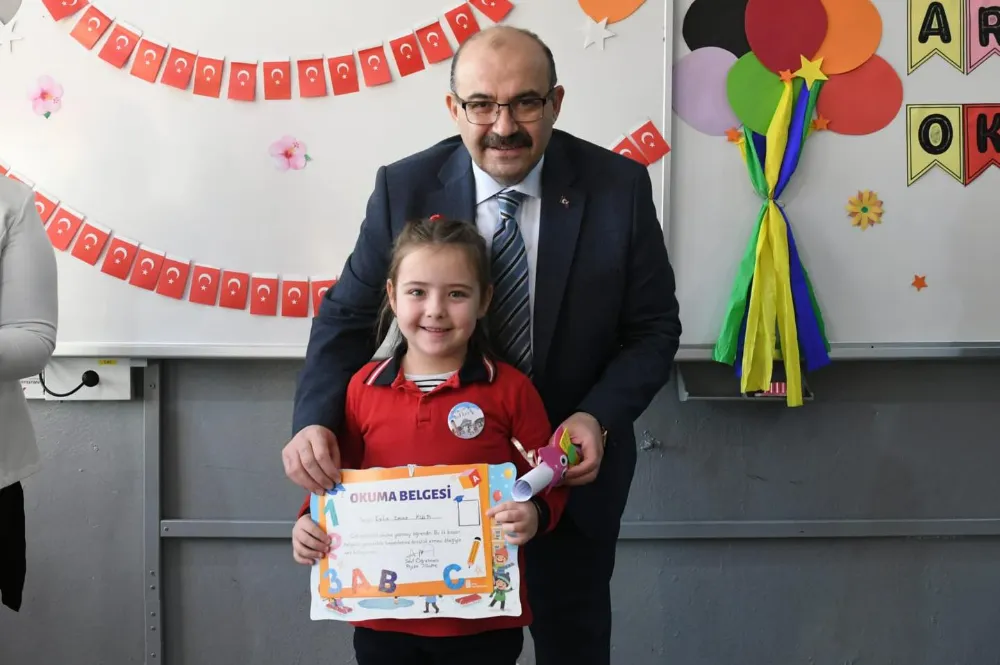 Vali Ustaoğlu kazada yaralanan öğrencilerin karnesini hasta yatağında teslim etti
