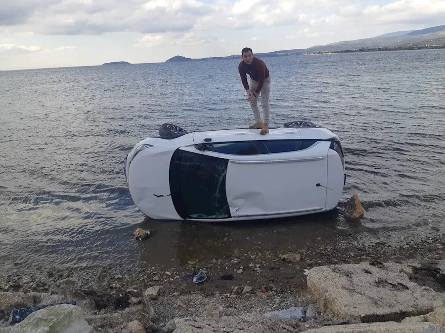 Balıkesir’de virajı alamayan otomobil takla atarak denize düştü