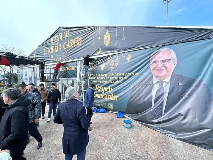 Bandırma Belediye Başkanı Dursun Mirza, İftar Çadırına Kendi Posterlerini Astırdı: 
