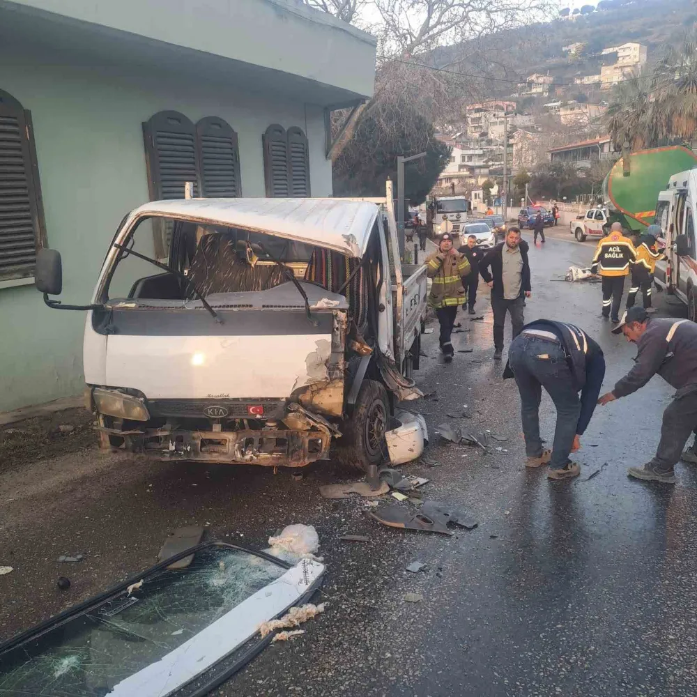 Kamyonet, kamyonla kafa kafa çarpıştı: 1 yaralı