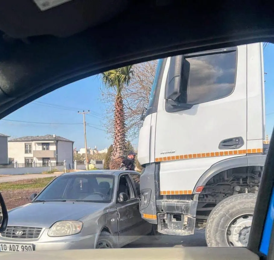 Balıkesir’de beton mikseri ile otomobil çarpıştı