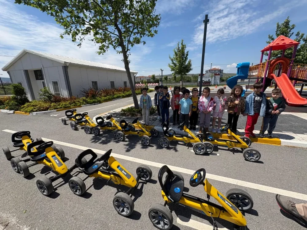  Minik öğrencilere uygulamalı trafik eğitimi