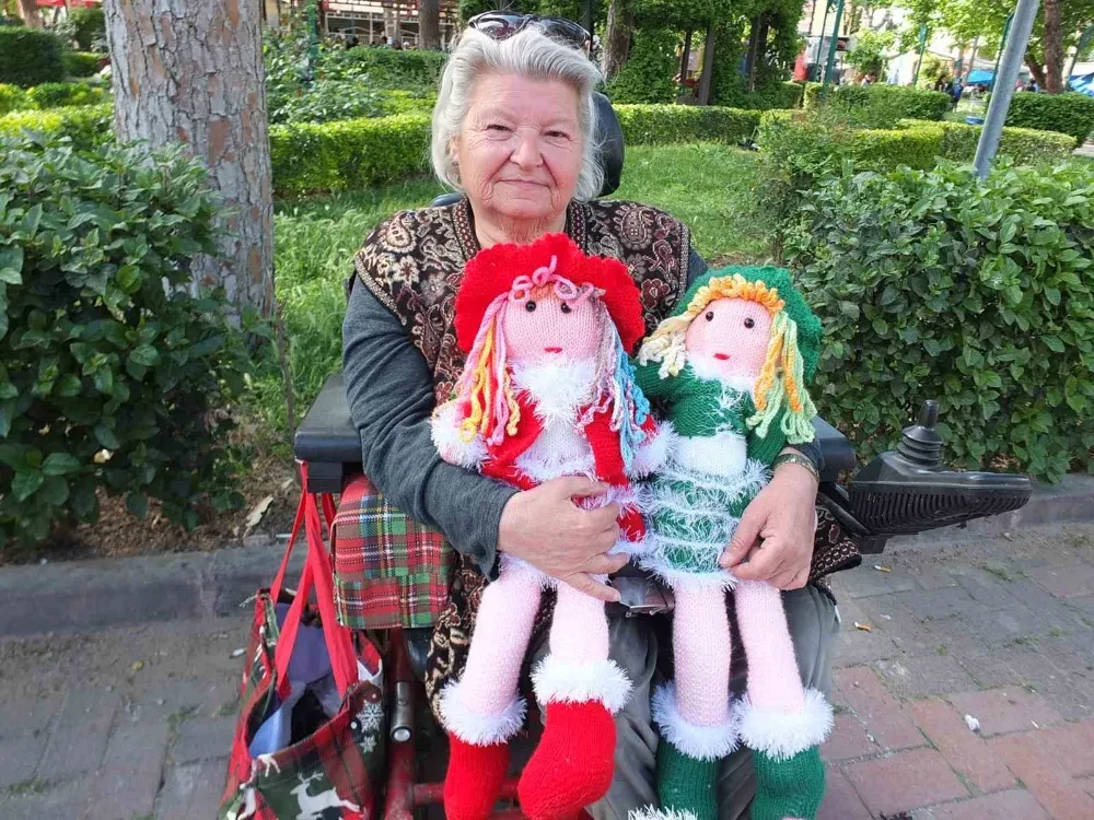 Balıkesir’de bedensel engelli Müfide hanım evinde üretiyor, parkta satıyor