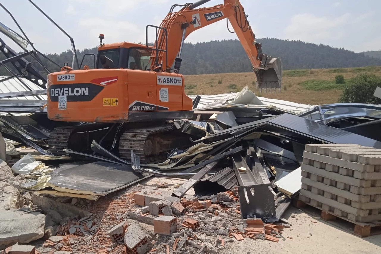 Bursa Kayapa’da kaçak fabrika yıkıldı