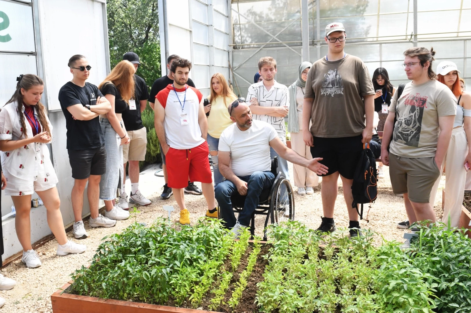 Avrupalı öğrenciler Osmangazi’de fide dikti
