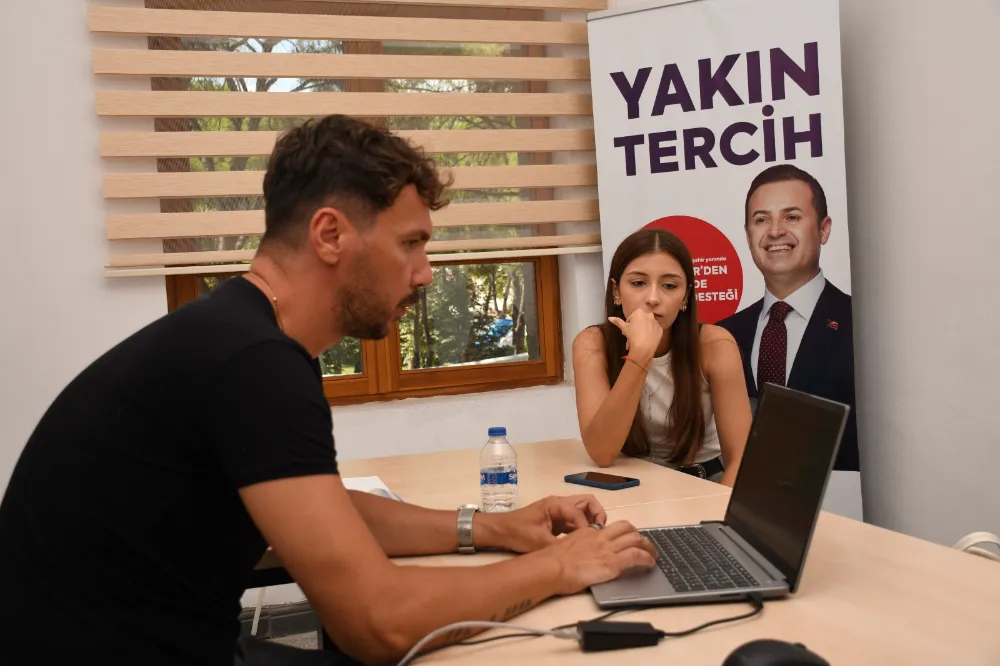 AHMET AKIN TERCİH SÜRECİNDE GENÇLERİN YANINDA