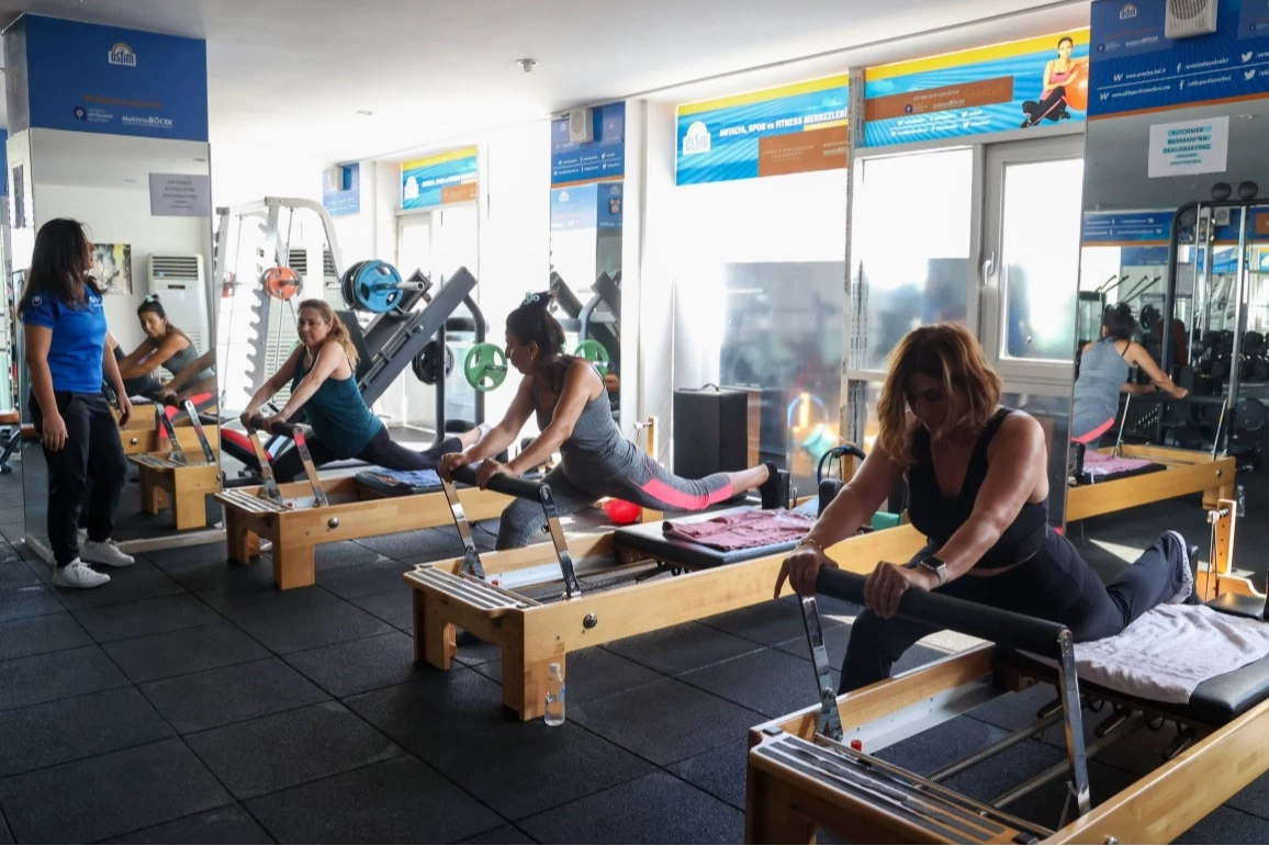 Ücretsiz salonda sağlıklı yaşam için spor yapıyorlar