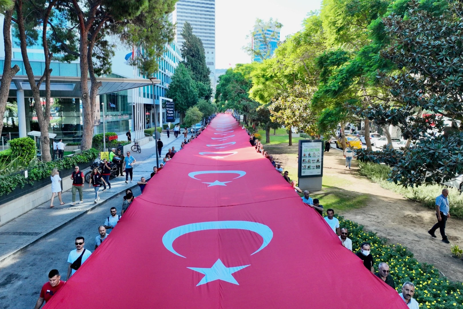 İzmir’de sessiz saygı: 350 metrelik Türk Bayrağıyla Zafer yürüyüşü